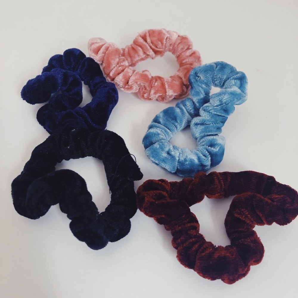 5 velvet scrunchies